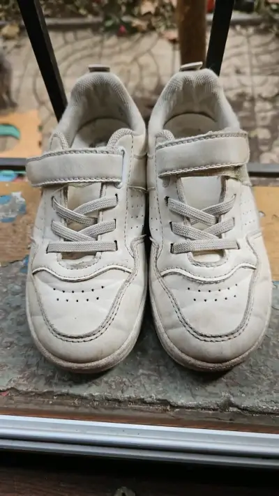 Zapatillas blancas gastadas - miniatura 2