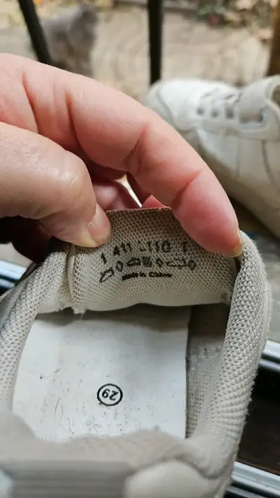 Zapatillas blancas gastadas - miniatura 3