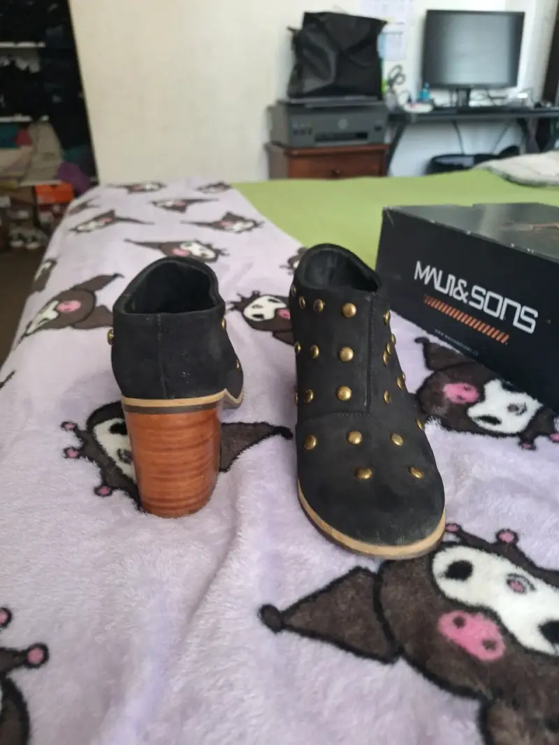 Botines de tacón con tachas - 1