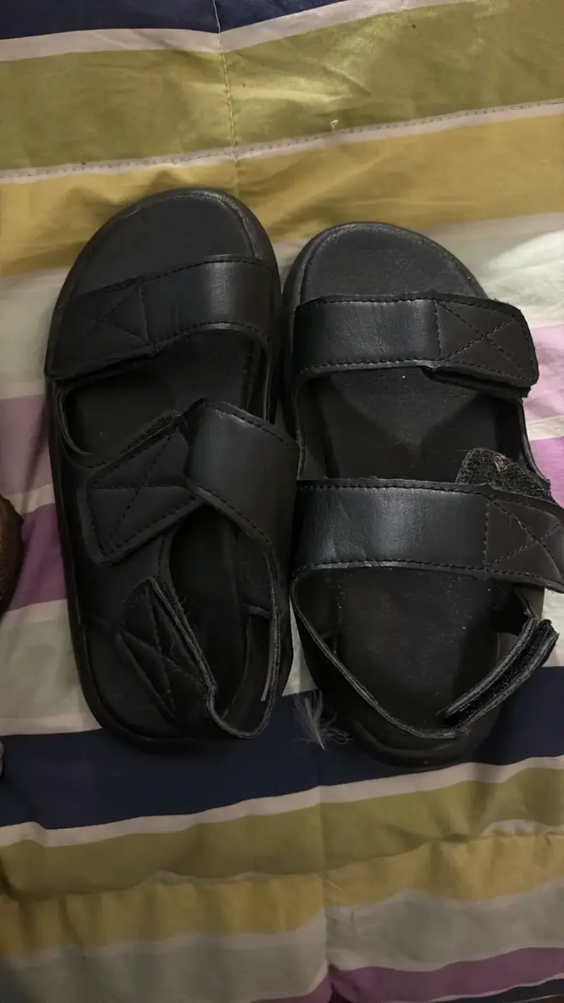 Sandalias negras de cuero