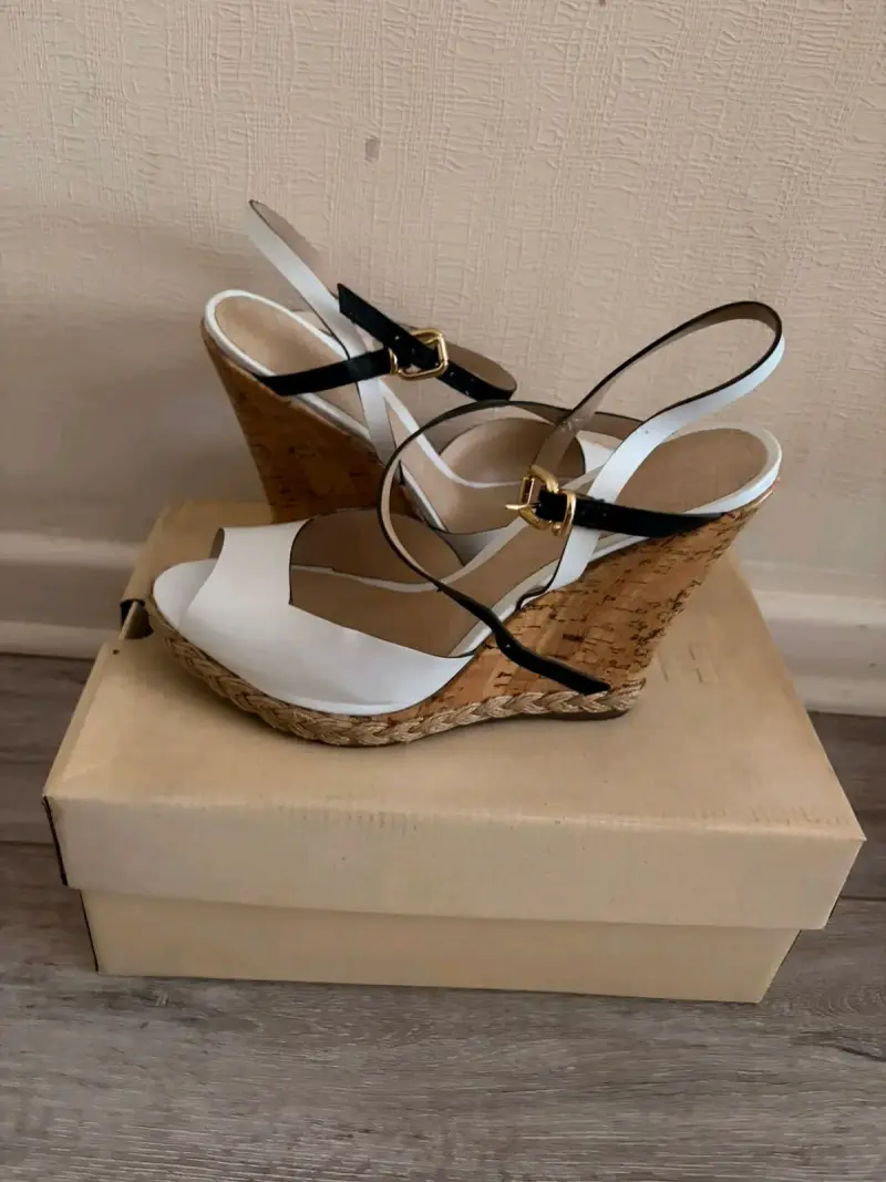 Sandalia de gamuza color negro - 1