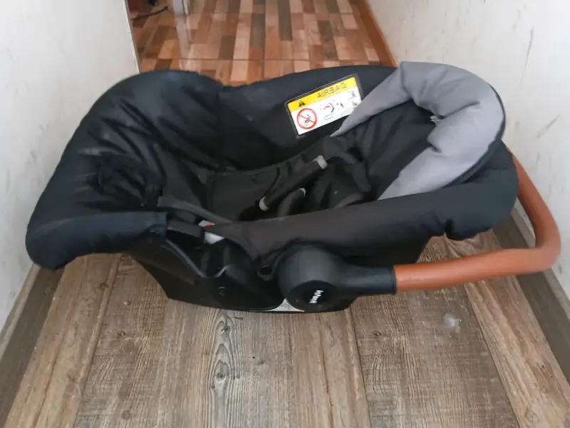 Silla de auto para bebé negra - 1