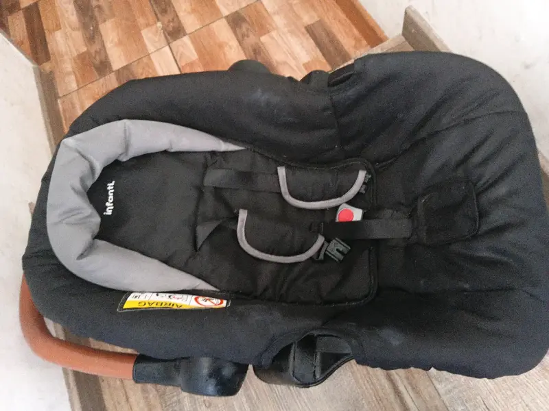 Silla de auto para bebé negra - 2