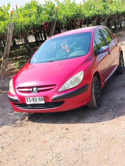 Auto Peugeot 307 rojo usado - miniatura 2