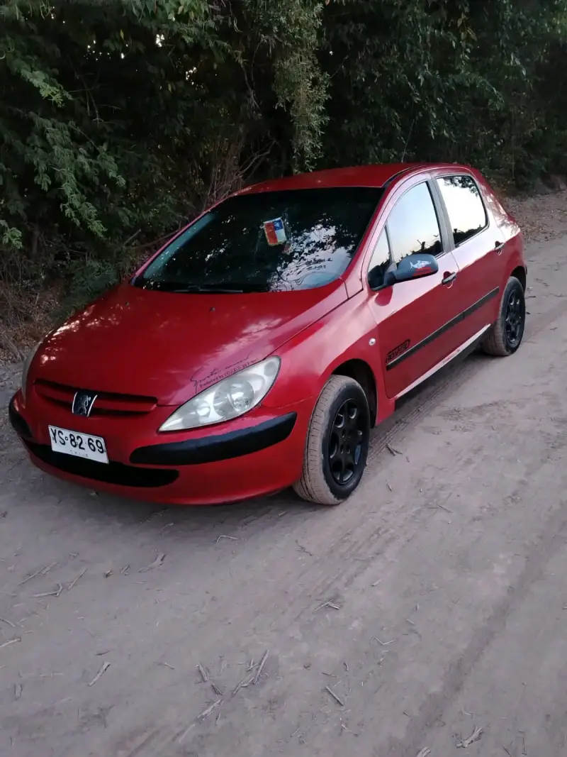 Auto Peugeot 307 rojo usado - 3
