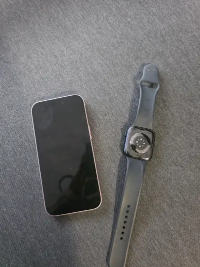 iPhone 15 rosado y Apple Watch - miniatura 4