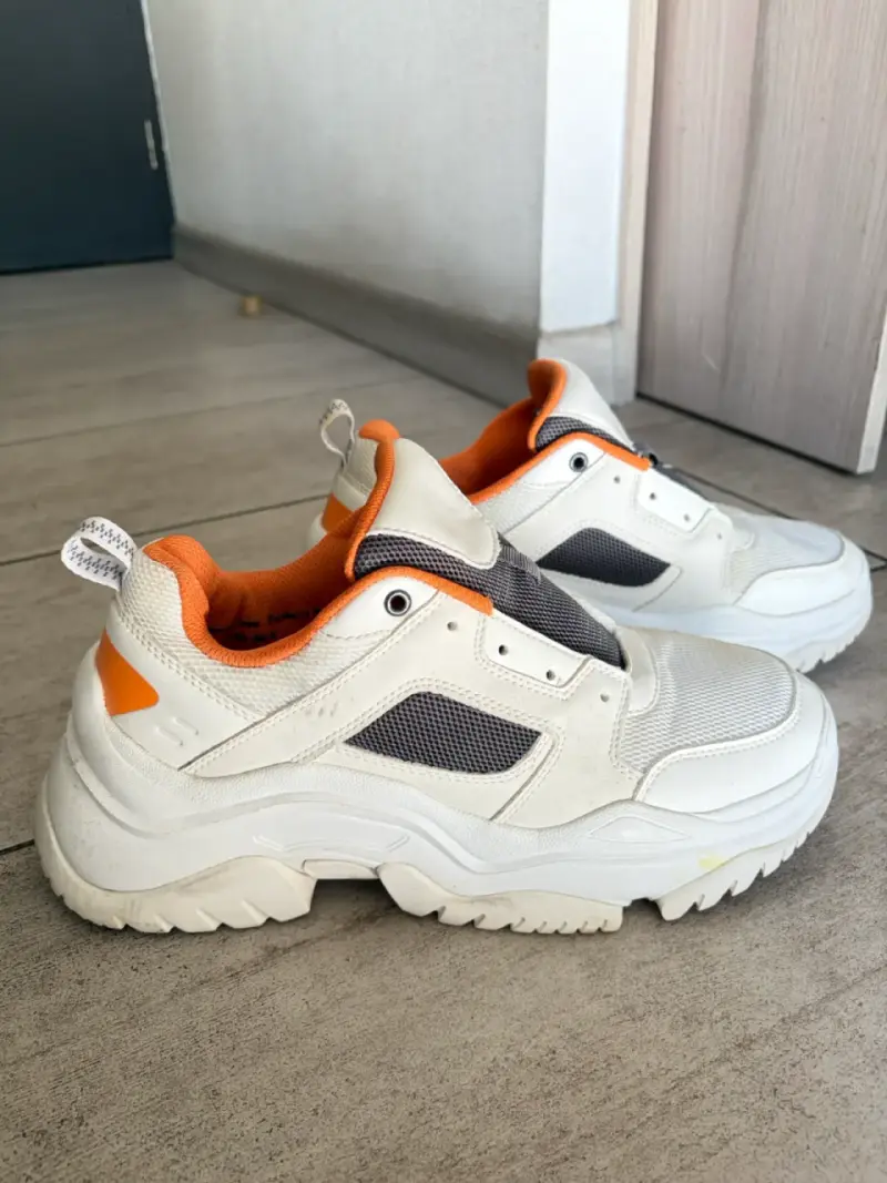 Zapatillas deportivas blancas y naranjas - 1