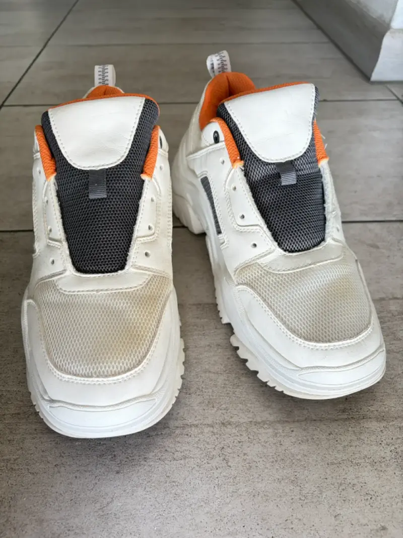 Zapatillas deportivas blancas y naranjas - 2
