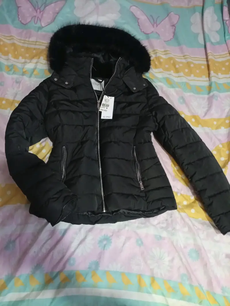 Chaqueta negra con capucha de piel - 1