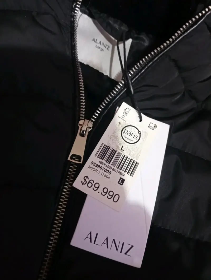 Chaqueta negra con capucha de piel - 2