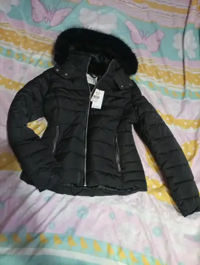 Chaqueta negra con capucha de piel - miniatura 3