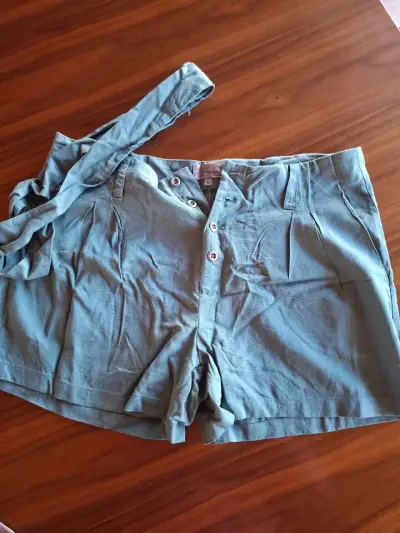 Shorts verde con cinta ajustable - miniatura 1