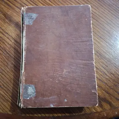 Libro antiguo con tapa de cuero - miniatura 1