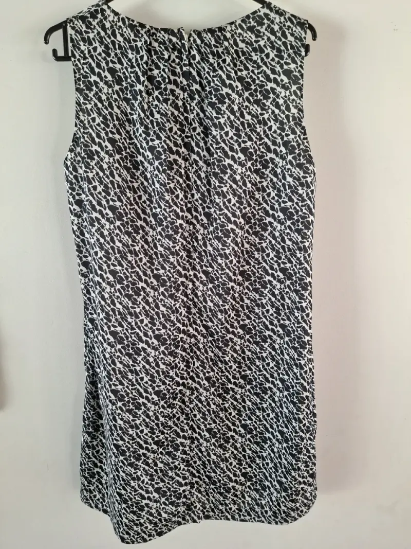 Vestido sin mangas estampado blanco y negro - 3