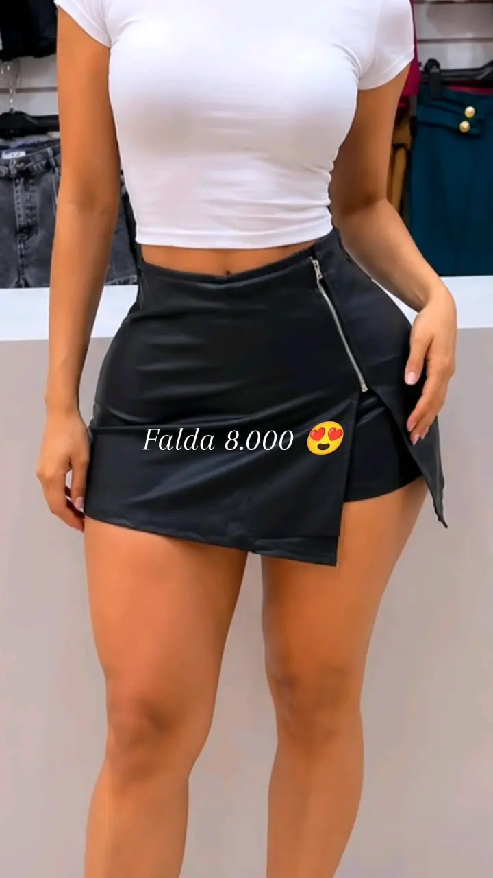 Falda negra con botones dorados - 3