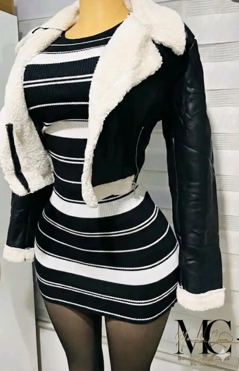 Falda negra con botones dorados - 6