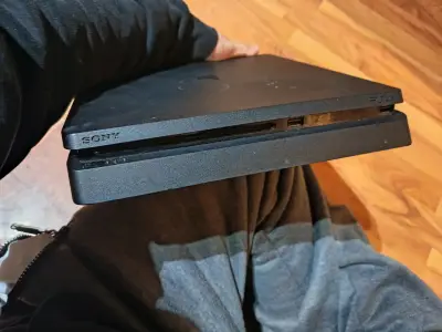 Consola PS4 Slim negra con 2 controles - miniatura 2
