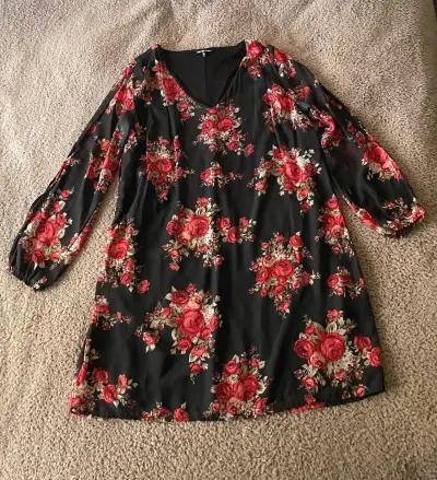 Vestido floral negro y rojo - miniatura 1