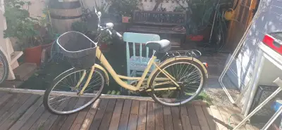 Bicicleta urbana amarilla con canasto - miniatura 1