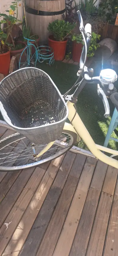 Bicicleta urbana amarilla con canasto - miniatura 2