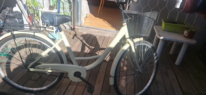 Bicicleta urbana amarilla con canasto - 3