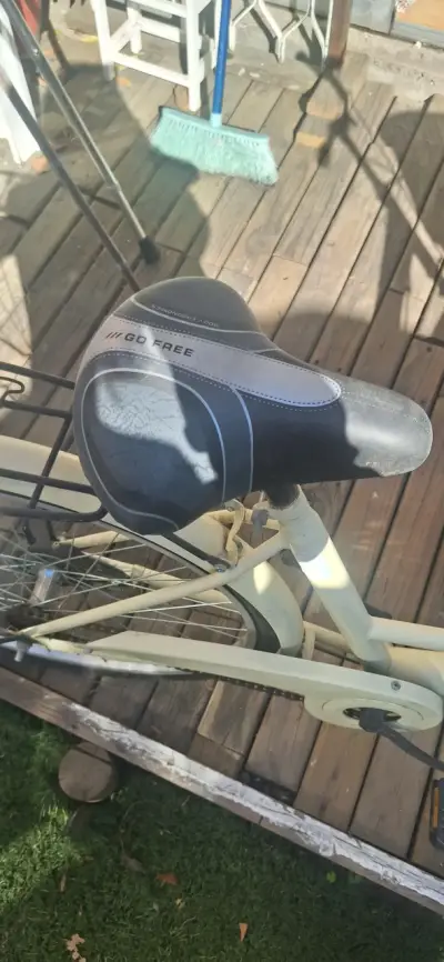 Bicicleta urbana amarilla con canasto - miniatura 4