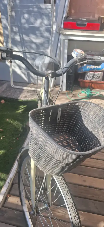 Bicicleta urbana amarilla con canasto - miniatura 6