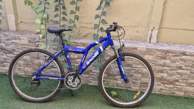 Bicicleta todo terreno azul - miniatura 1