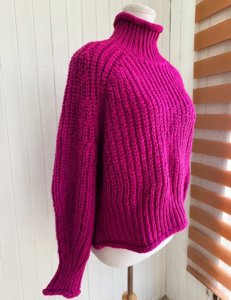 Suéter cuello alto fucsia - 2