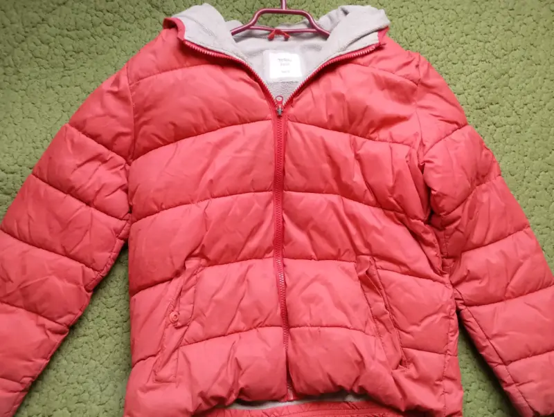 Chaqueta acolchada roja con capucha