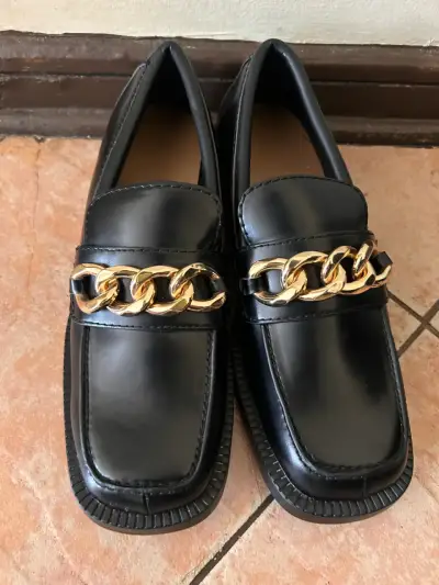 Mocasines negros con cadena dorada Marca HyM - miniatura 1