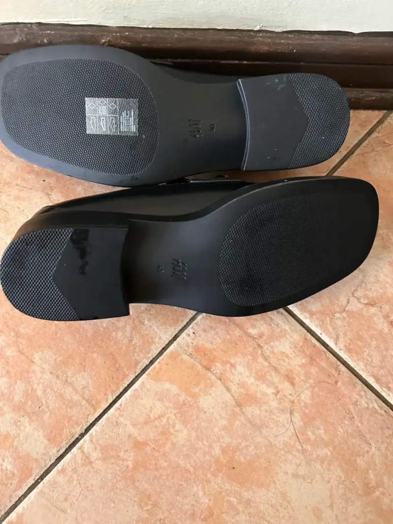 Mocasines negros con cadena dorada Marca HyM - 2
