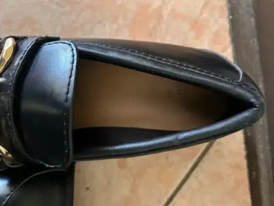 Mocasines negros con cadena dorada Marca HyM - miniatura 3
