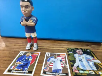 Figura y lámina de jugador fútbol - miniatura 1