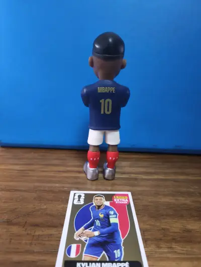 Figura y lámina de jugador fútbol - miniatura 3