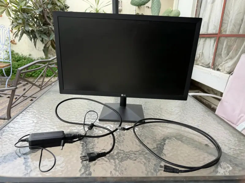 Monitor LG con cables - 1