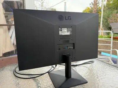 Monitor LG con cables - miniatura 2