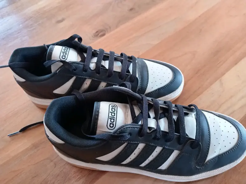 Zapatillas Adidas blancas y negras - 1