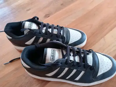 Zapatillas Adidas blancas y negras - miniatura 1