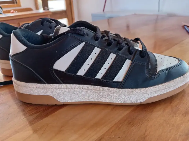 Zapatillas Adidas blancas y negras - 2
