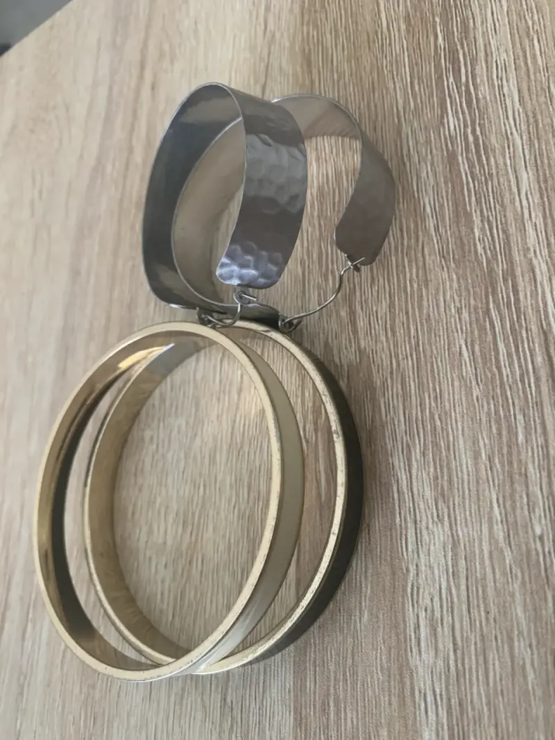 Set de pulseras metálicas y aros