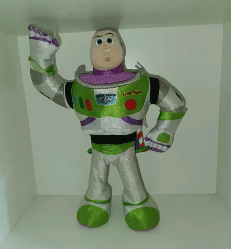 Buzz Lightyear de peluche que mueve sus alas