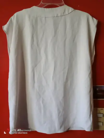 Blusa blanca sin mangas - miniatura 4