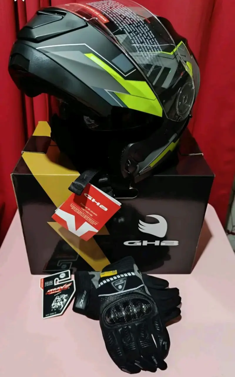 Casco de moto GHB nuevo y guantes