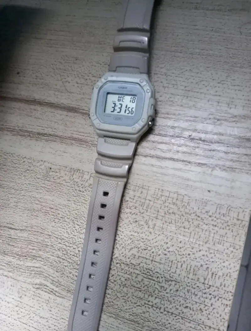Reloj digital Casio beige(Precio conversable) - 1