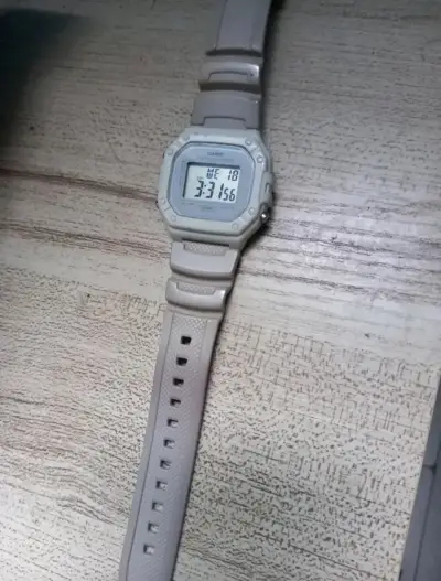 Reloj digital Casio beige(Precio conversable) - miniatura 1