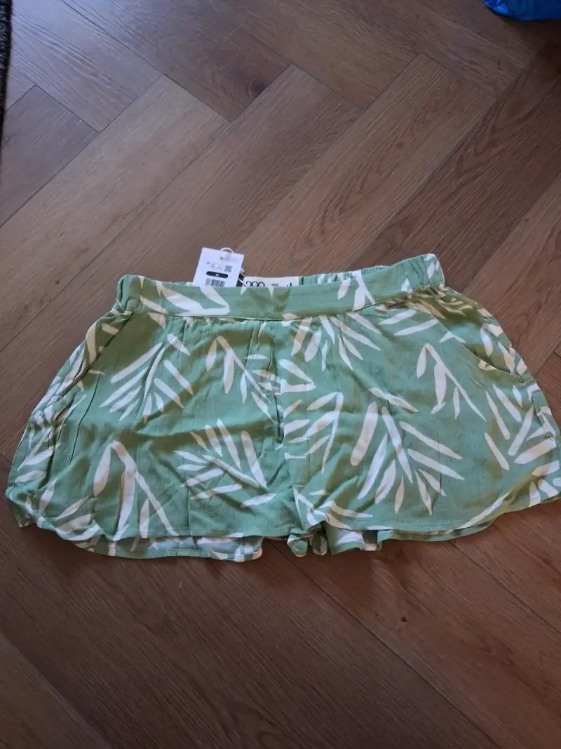 Short verde estampado hojas blancas. Talla M