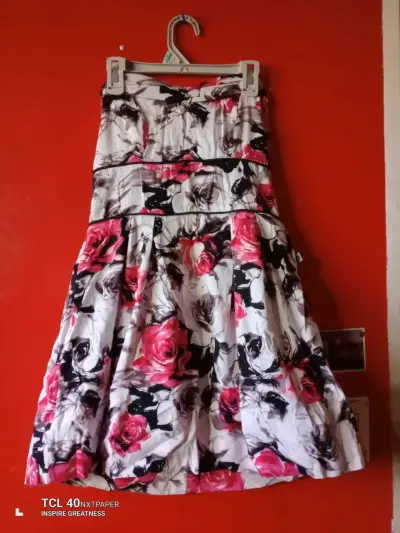 Vestido strapless floreado - miniatura 1