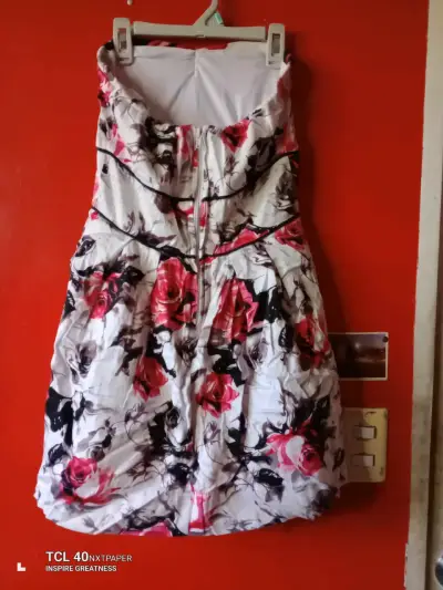 Vestido strapless floreado - miniatura 2