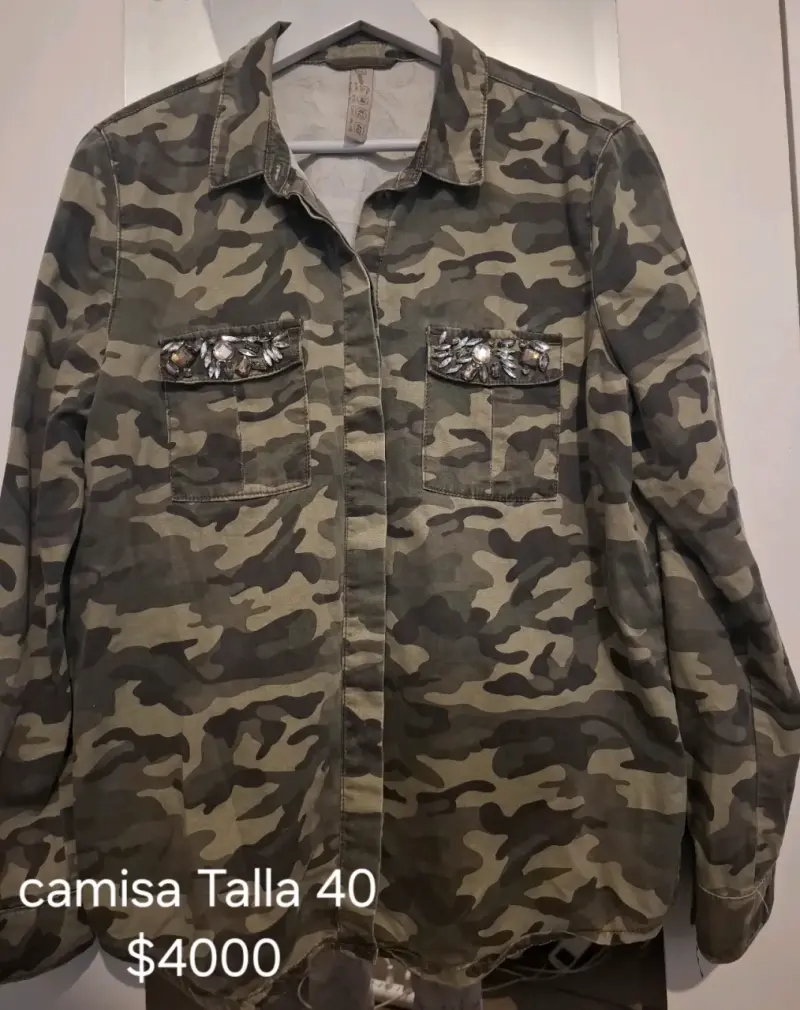 Camisa camuflada con adornos - 1